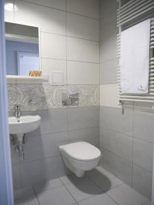 克拉科夫CKS Kraków (Centrum Konferencyjno-Szkoleniowe CS Natura Tour)的白色的浴室设有卫生间和水槽。