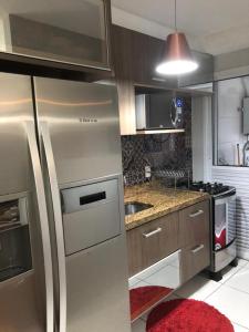 圣保罗Allianz Parque , Perdizes的厨房配有不锈钢冰箱和炉灶。