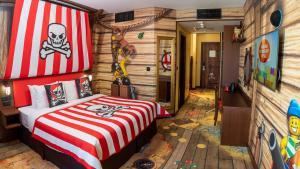 迪拜LEGOLAND Hotel Dubai的一间海盗主题卧室,配有一张床