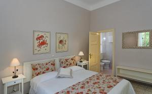 马里纳-迪-皮特拉桑塔Albergo Grande Italia的一间白色卧室,配有床和一间浴室