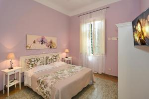马里纳-迪-皮特拉桑塔Albergo Grande Italia的一间卧室设有床、两张桌子和一扇窗户