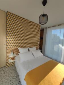 阿维尼翁新城Carré de Lune的一间卧室设有一张大床和一个大窗户