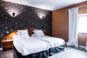索恩河畔自由城Hostellerie la Ferme du Poulet et son restaurant的一间卧室配有一张带白色床单的大床