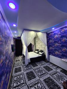 布哈拉Элитная Квартира的紫色灯室里一间卧室,配有一张床