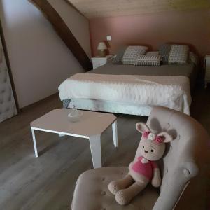 Saint-Sylvestre-sur-Lotlocation chambre d hotes clodeguy No 1的坐在卧室椅子上的动物
