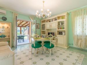 拉斯卡里Villa Jancaliva by Interhome的一间带桌椅的厨房和一间用餐室