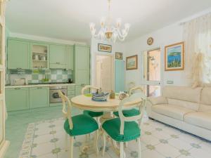拉斯卡里Villa Jancaliva by Interhome的客厅配有桌椅和沙发