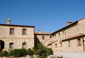 阿夏诺Borgo Beccanella的一座蓝色天空的古老石头建筑