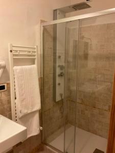 奥斯图尼彼得拉比安卡B&B旅馆的一间带玻璃淋浴和水槽的浴室