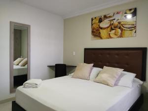 巴耶杜帕尔Escala Hotel的卧室配有一张白色大床