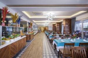 阿萨拉尔Ramira Beach Hotel - All Inclusive的餐厅内带桌椅的用餐室