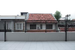 雅加达OYO 121 Rumah Ayub Syariah的屋顶房屋前的围栏