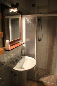 蒙泰蒙阿科Guerrin Meschino的一间带水槽和淋浴的浴室