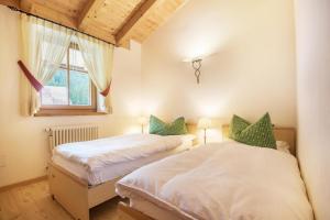 卡纳泽伊Chalet Crepes De Sela的带窗户的客房内设有两张单人床。