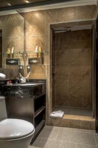 努瓦克肖特Azalaï Hôtel Nouakchott的带淋浴、卫生间和盥洗盆的浴室