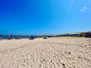多亚马伊Casa Mura的沙滩上的排球场,带遮阳伞