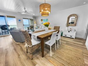 圣罗莎海滩Endless Waves -208 ES Condo的用餐室以及带桌椅的起居室。
