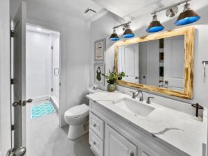 圣罗莎海滩Endless Waves -208 ES Condo的一间带水槽、卫生间和镜子的浴室