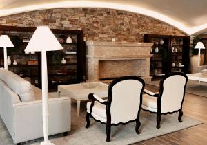 格拉玛多Buona Vitta Gramado Resort & Spa by Gramado Parks的客厅配有两把椅子和壁炉