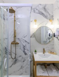 圣弗洛朗Hôtel Flor的带淋浴、盥洗盆和镜子的浴室