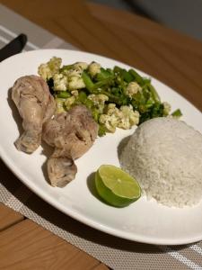 图杜RV Thoddoo Maldives - Guest House的饭,肉和蔬菜的盘子