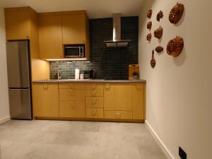 扎科帕内ZakoRustic的厨房配有木制橱柜和不锈钢冰箱。