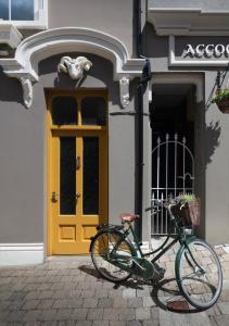 肯梅尔Bridge Street Townhouse的停在一座黄色门的建筑前面的自行车
