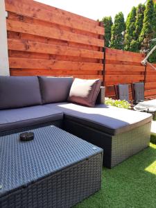 赫维兹Flower Apartment的坐在院子里草地上的蓝色沙发