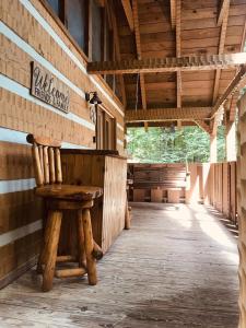汤森德Blessed Nest Cabin的小木屋内木椅