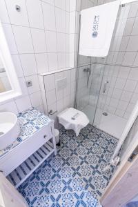 乌赫尔堡Apartmány Sklepy Mařatice的带淋浴、卫生间和盥洗盆的浴室