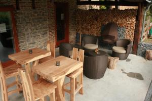 BeloeilDomaine de Carnin的庭院设有木桌、椅子和壁炉