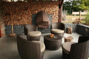 BeloeilDomaine de Carnin的一个带柳条椅和火坑的庭院