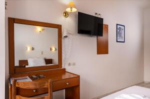 阿德里安诺斯坎波斯卡斯林海滩酒店的酒店客房配有镜子、书桌和床。
