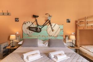 葛伦坦马勒布利克布拉奇住宿加早餐旅馆的挂在床上方墙上的自行车