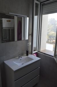 贝尼曼特利CASA CARAVINA的一间带白色水槽和窗户的浴室