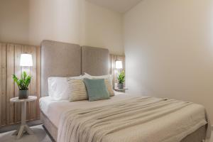 扎金索斯镇Milk and Honey Residence的一间卧室配有一张大床和两个枕头