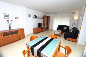 卡拉费尔Apartamento Plaça Jardí的客厅配有桌子和沙发