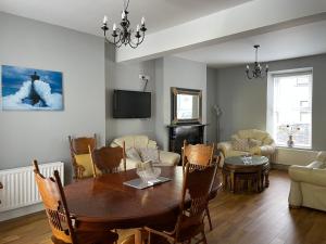 伦敦德里Haven House的客厅配有木桌和椅子