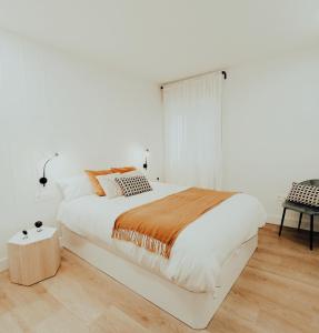 毕尔巴鄂OH MY HOME BILBAO的白色的卧室设有一张大床和一个窗户