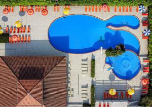 米兰马瑞提那阿德里亚酒店的享有带游泳池的建筑的空中景致