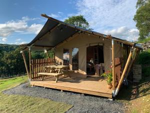 多尔盖罗Safari Tent with Hot Tub in heart of Snowdonia的相册照片