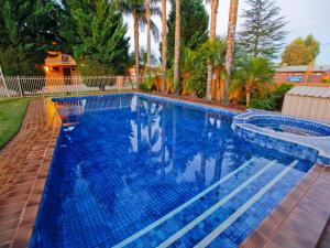 米尔迪拉米尔迪拉河城市汽车旅馆的庭院内一个蓝色瓷砖的大型游泳池