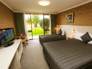 米尔迪拉米尔迪拉河城市汽车旅馆的酒店客房设有两张床和一台平面电视。