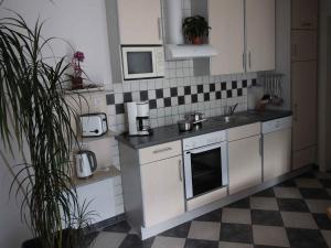 AusserfragantFlattach Apartment 4的一间厨房,配有白色家电和 ⁇ 板地板