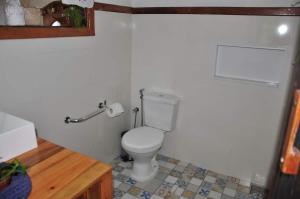 圣若昂-德雷Casa COMPLETA, 2 quartos, Estacionamento GRATUITO, WIFI 300MB, frigobar, microondas, fogão e jardim的一间位于客房内的白色卫生间的浴室