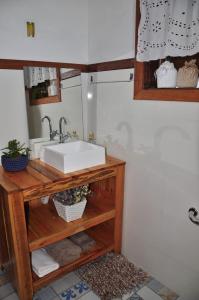 圣若昂-德雷Casa COMPLETA, 2 quartos, Estacionamento GRATUITO, WIFI 300MB, frigobar, microondas, fogão e jardim的木制架子上配有白色水槽的浴室