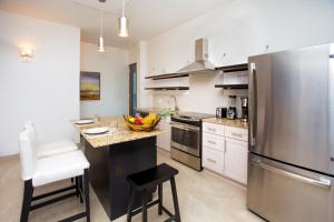 西区Bella Luna Beach Condo #227462的一个带不锈钢冰箱的大厨房