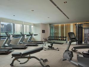 台中市台中千禧酒店的健身房设有跑步机和椭圆机