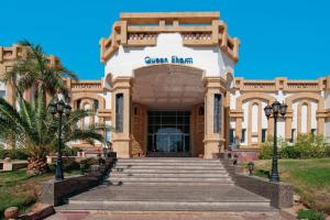 沙姆沙伊赫Queen Sharm Aqua Park Hotel的一座建筑物,设有健身房的入口