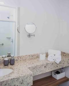 坎普斯戈伊塔卡济斯Flat Completo para uma estadia perfeita NOTA FISCAL的浴室设有水槽和镜子